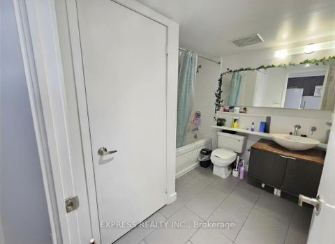 Photo 15 at 705 - 15 Fort York Boulevard, Waterfront Communities C1, Toronto