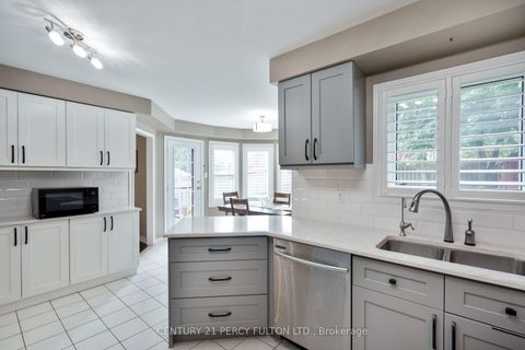 Photo 11 at 54 Cityview Circle, Holly, Barrie