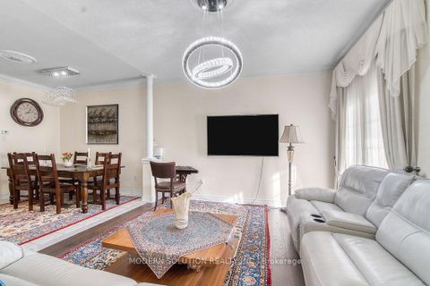 Photo 7 at 119 Blackthorn Drive, Maple, Vaughan