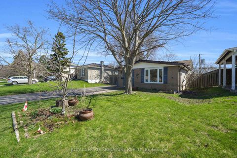 Photo 1 at 821 Krosno Boulevard, Bay Ridges, Pickering