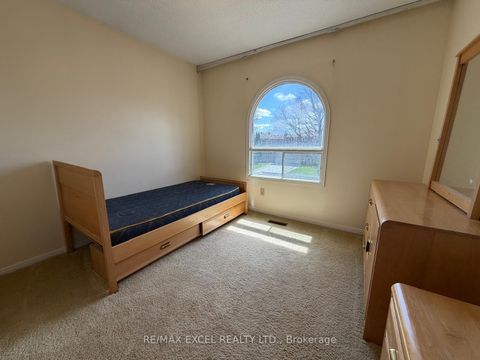 Photo 11 at 94 Pepperell Crescent, Milliken Mills West, Markham