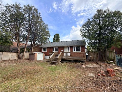 Photo 2 at 43 Hemford Crescent, Don Mills, Toronto