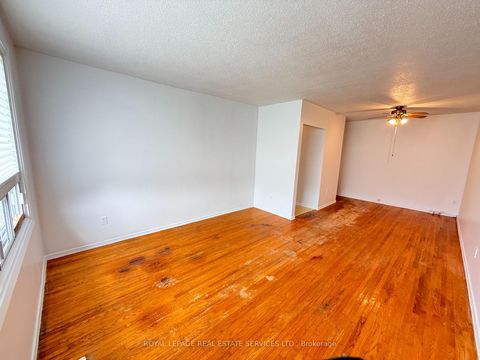 Photo 4 at 31 Daphne Crescent, Cundles East, Barrie