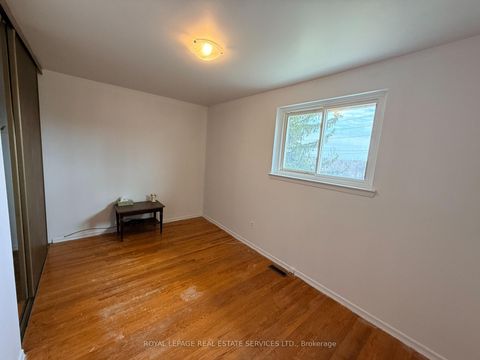 Photo 9 at 31 Daphne Crescent, Cundles East, Barrie