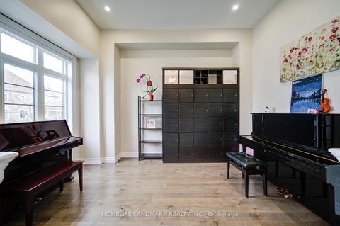 Photo 4 at 43 Mike Boshevski Court, Bayview Northeast, Aurora