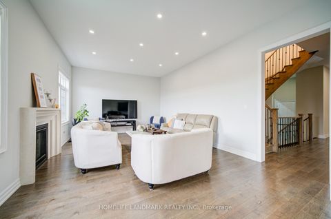 Photo 17 at 43 Mike Boshevski Court, Bayview Northeast, Aurora