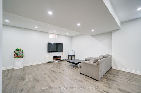 Photo 38 at 43 Mike Boshevski Court, Bayview Northeast, Aurora