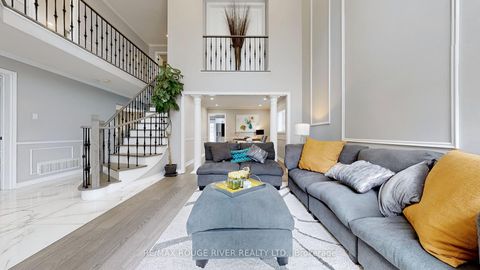 Photo 3 at 32 Dalmato Court, Vaughan Grove, Vaughan