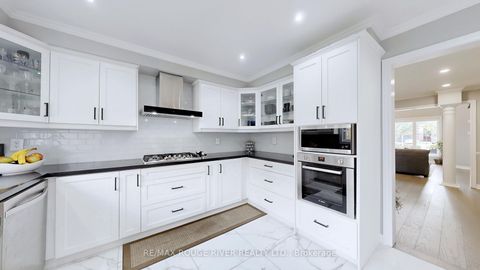 Photo 8 at 32 Dalmato Court, Vaughan Grove, Vaughan