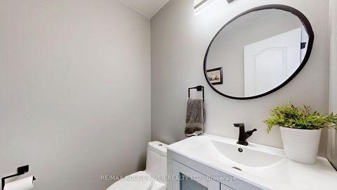 Photo 12 at 32 Dalmato Court, Vaughan Grove, Vaughan