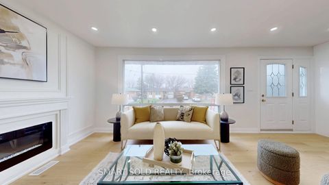 Photo 3 at 439 Fernleigh Circle N, Crosby, Richmond Hill