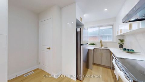 Photo 5 at 439 Fernleigh Circle N, Crosby, Richmond Hill
