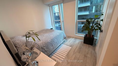 Photo 9 at 805 - 327 King Street W, Waterfront Communities C1, Toronto