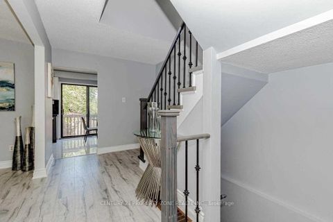 Photo 5 at 8 Norbrook Crescent, Clairville, Toronto