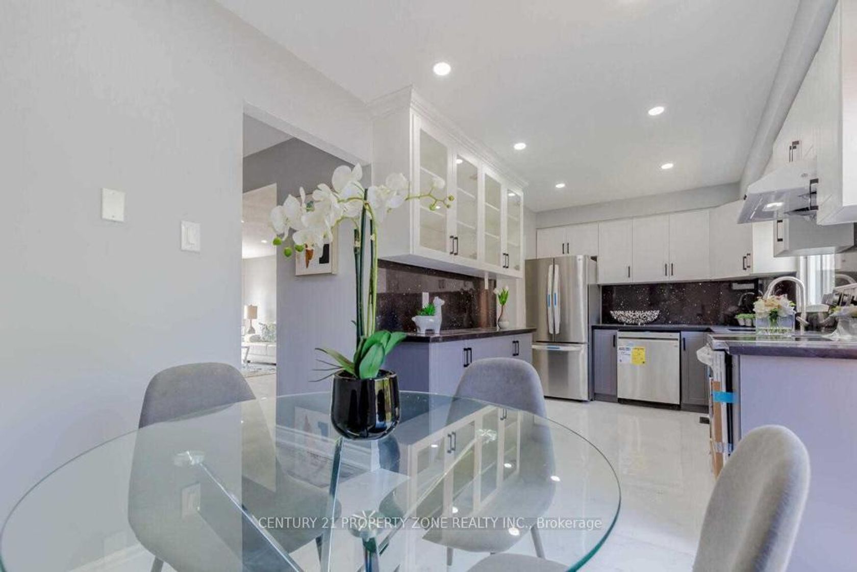 8 Norbrook Crescent, Clairville, Toronto photo number 2