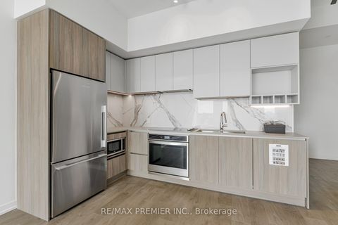 Photo 4 at TH17 - 7 Buttermill Avenue, Concord, Vaughan