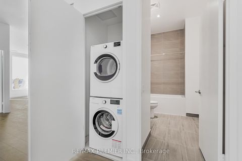 Photo 11 at TH17 - 7 Buttermill Avenue, Concord, Vaughan