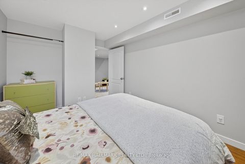 Photo 33 at 64 Coranto Way, Vellore Village, Vaughan