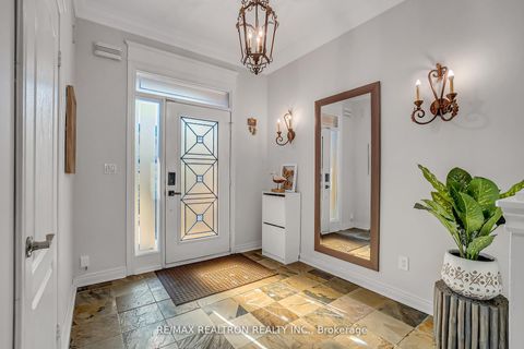 Photo 1 at 25 Kingsbridge Circle, Beverley Glen, Vaughan