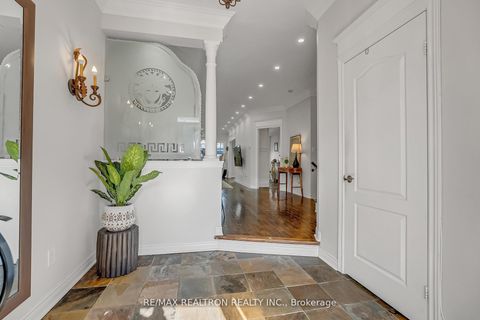 Photo 2 at 25 Kingsbridge Circle, Beverley Glen, Vaughan