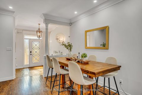 Photo 3 at 25 Kingsbridge Circle, Beverley Glen, Vaughan