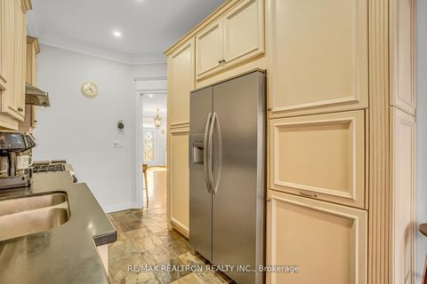 Photo 8 at 25 Kingsbridge Circle, Beverley Glen, Vaughan