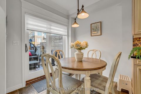 Photo 9 at 25 Kingsbridge Circle, Beverley Glen, Vaughan