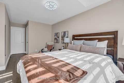 Photo 21 at 25 Kingsbridge Circle, Beverley Glen, Vaughan