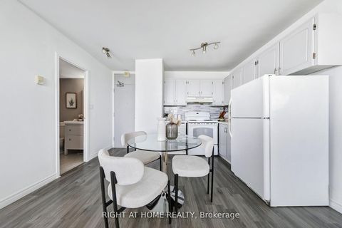 Photo 6 at 908 - 40 Homewood Avenue, South St. James Town, Toronto