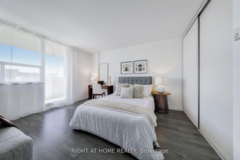 Photo 14 at 908 - 40 Homewood Avenue, South St. James Town, Toronto