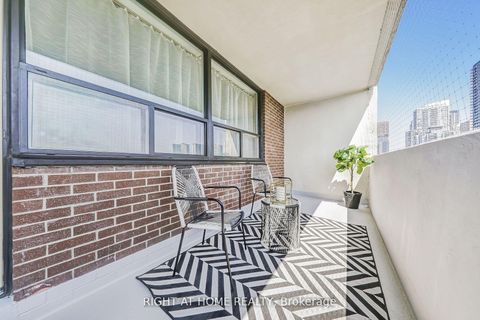 Photo 15 at 908 - 40 Homewood Avenue, South St. James Town, Toronto