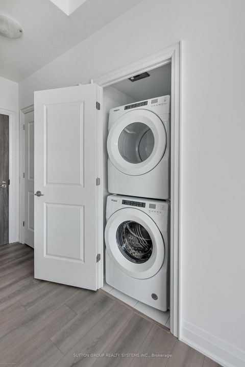 Photo 18 at 204 - 10 Gatineau Drive, Beverley Glen, Vaughan