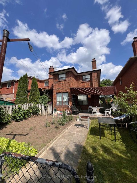 Photo 3 at 28 Oakmount Crescent, Glen Shields, Vaughan