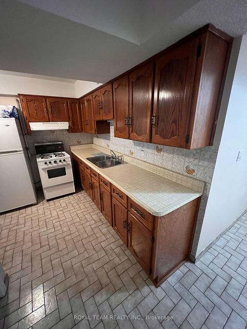 Photo 5 at 28 Oakmount Crescent, Glen Shields, Vaughan