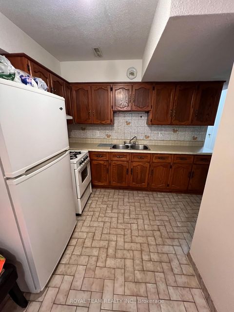 Photo 6 at 28 Oakmount Crescent, Glen Shields, Vaughan