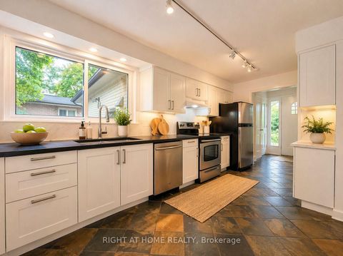 Photo 4 at 15 Foursome Crescent, Windfields, Toronto