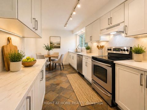 Photo 5 at 15 Foursome Crescent, Windfields, Toronto