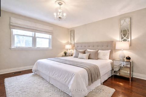 Photo 7 at 15 Foursome Crescent, Windfields, Toronto