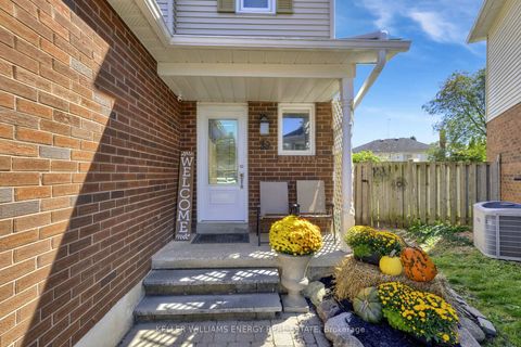 Photo 3 at 39 Longwood Court, Courtice, Clarington