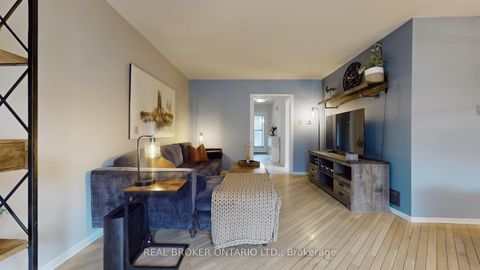 Photo 2 at 12 Woodglen Way, Unionville, Markham