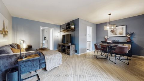 Photo 3 at 12 Woodglen Way, Unionville, Markham