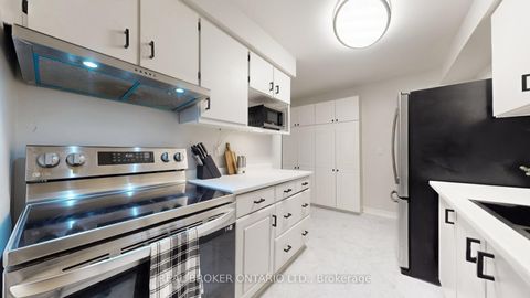 Photo 5 at 12 Woodglen Way, Unionville, Markham