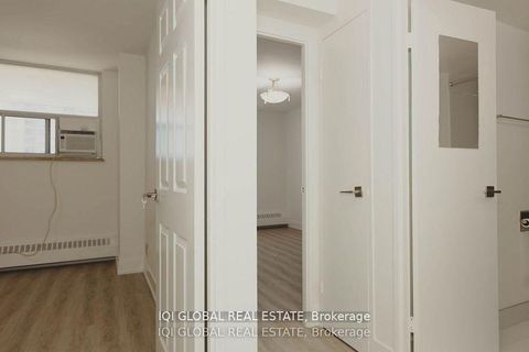 Photo 5 at 1202 - 390 Dixon Road S, The Westway, Toronto