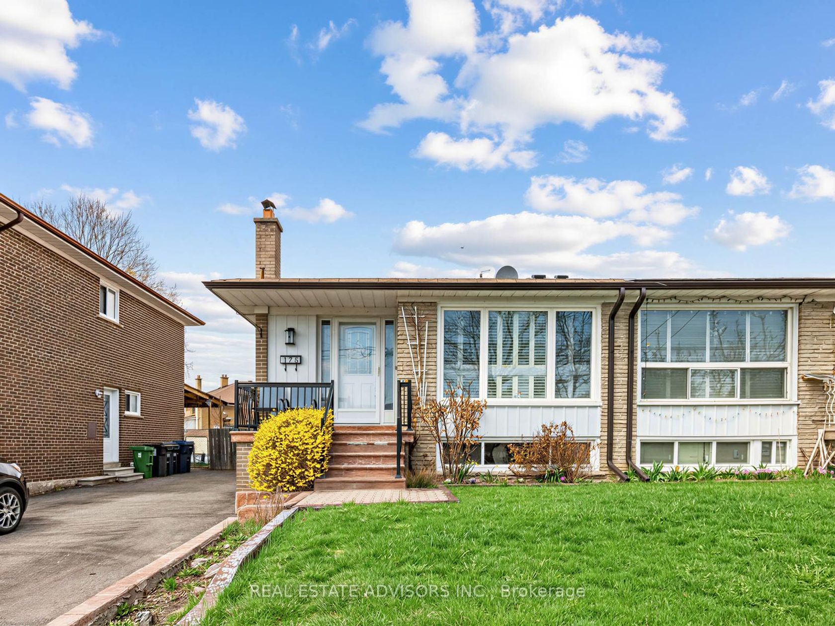 175 Lindylou Road, Humbermede, Toronto photo number 2