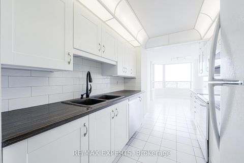 Photo 9 at 1506 - 7 Townsgate Drive, Yorkhill, Vaughan