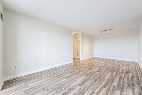 Photo 16 at 1506 - 7 Townsgate Drive, Yorkhill, Vaughan