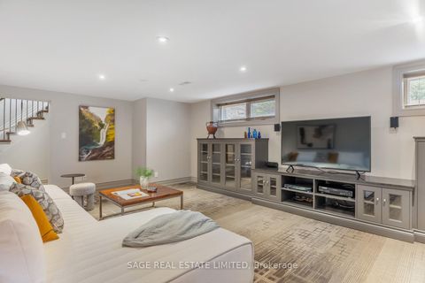 Photo 34 at 31 Ashwood Crescent, Rosethorn, Toronto