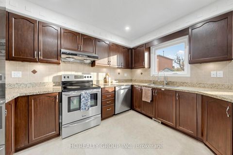 Photo 15 at 84 Viewmark Drive, Devonsleigh, Richmond Hill