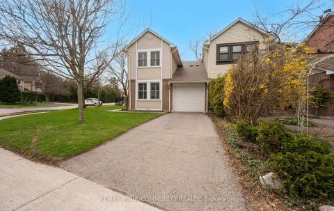 Photo 1 at 4 Sandusky Crescent, Aurora Highlands, Aurora