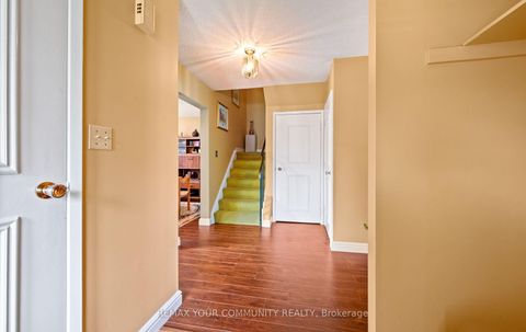 Photo 3 at 4 Sandusky Crescent, Aurora Highlands, Aurora